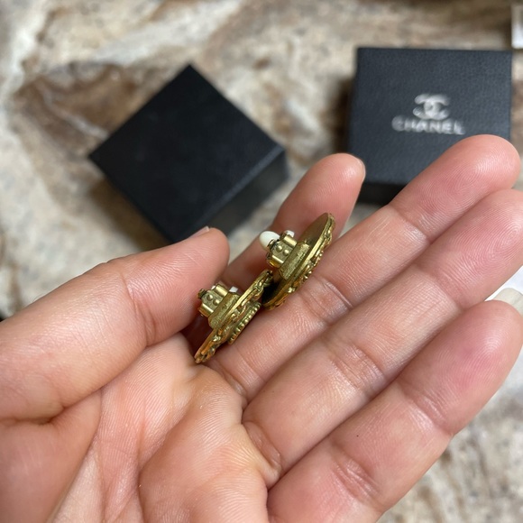 Authentic Vintage CHANEL Gold Plated CC Logos Round  Clip Earrings - Picture 15 of 16